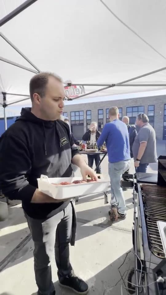 Zanger Mark Schokker achter de schermen op een terras onder een partytent