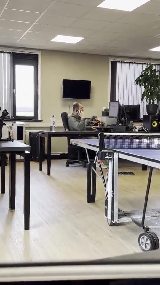 Zanger Mark Schokker zingt doordeweeks gewoon op kantoor achter zijn bureau