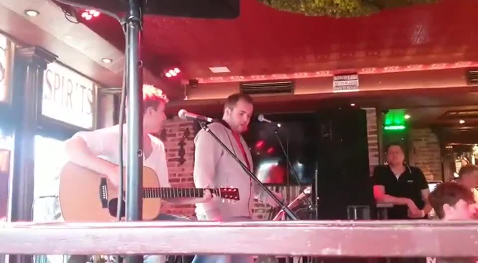 Zanger Mark Schokker zingt met een gitarist in een gezellige kroeg