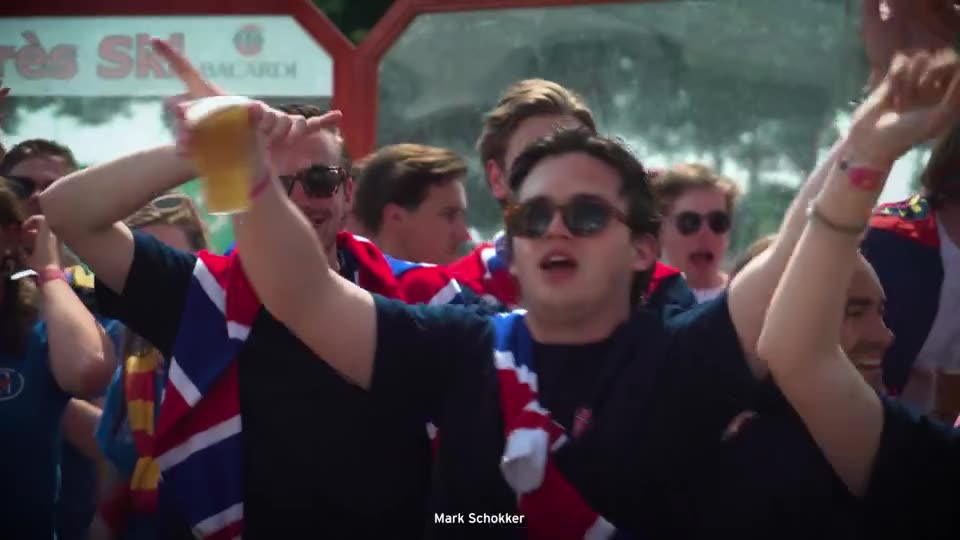 Zanger Mark Schokker in de aftermovie Maastricht: feestend publiek met bier in de lucht